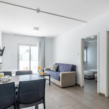 Family One-Bedroom Apartment With Balcony *