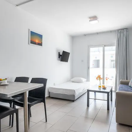 Family One-Bedroom Apartment With Balcony شقة